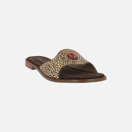 Sandalias planas estilo palas con tachas y pedrería