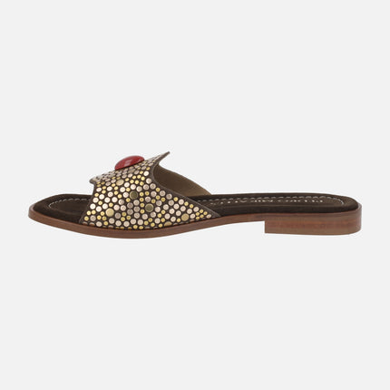 Sandalias planas estilo palas con tachas y pedrería