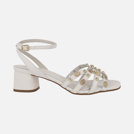 Sandalias de tacón con pedrería y pulsera al tobillo