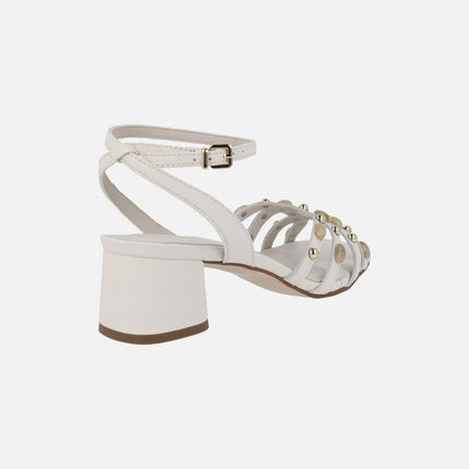 Sandalias de tacón con pedrería y pulsera al tobillo