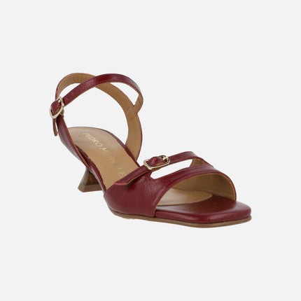 Sandalias Huesca de piel con detalle de hebilla