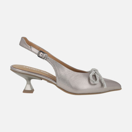 Zapatos de salón destalonados con lazo de fantasía