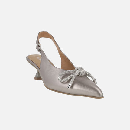 Zapatos de salón destalonados con lazo de fantasía