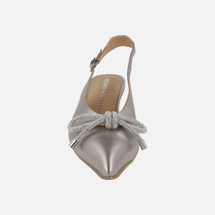 Zapatos de salón destalonados con lazo de fantasía