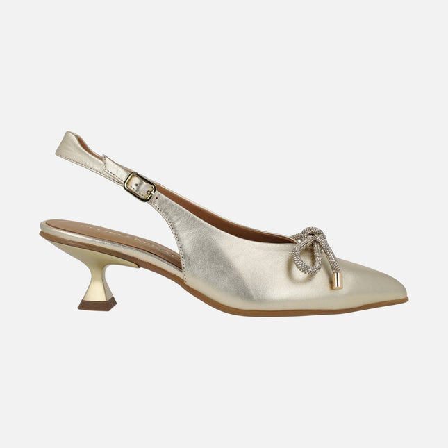 Zapatos de salón destalonados con lazo de fantasía