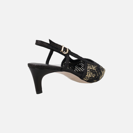 Zapatos de salón destalonados en rafia con flores bordadas