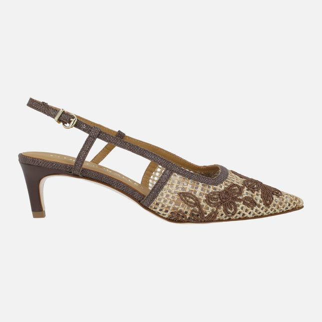Zapatos de salón destalonados en rafia con flores bordadas