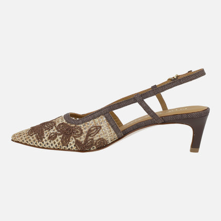 Zapatos de salón destalonados en rafia con flores bordadas