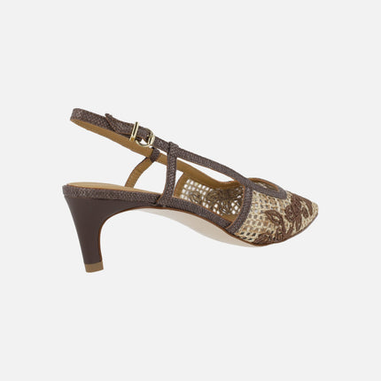 Zapatos de salón destalonados en rafia con flores bordadas