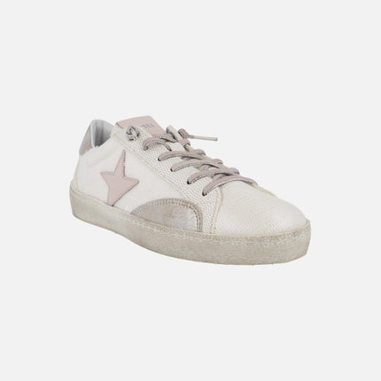 Zapatillas deportivas blancas con lentejuelas y detalles en rosa