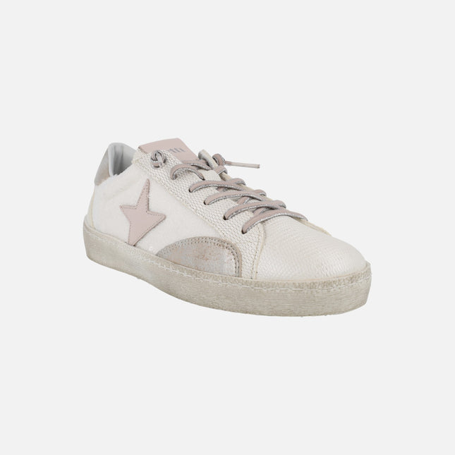 Zapatillas deportivas blancas con lentejuelas y detalles en rosa