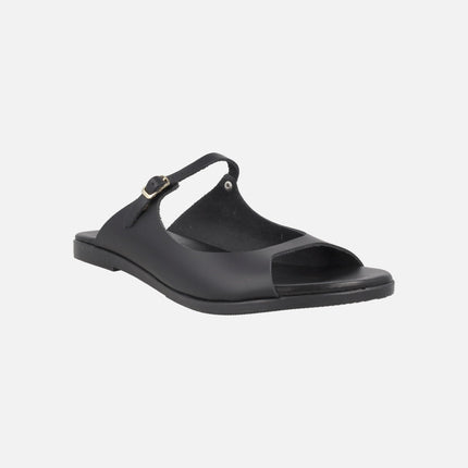 Sandalias planas de piel con tira de hebilla