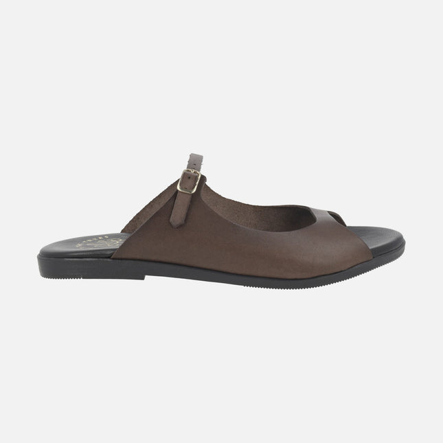 Sandalias planas de piel con tira de hebilla