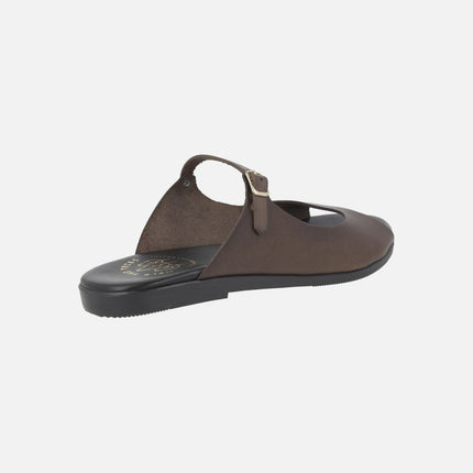 Sandalias planas de piel con tira de hebilla