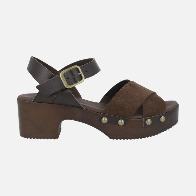 Sandalias de piel y serraje en combinado marrón con plataforma