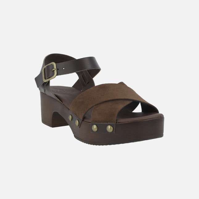 Sandalias de piel y serraje en combinado marrón con plataforma