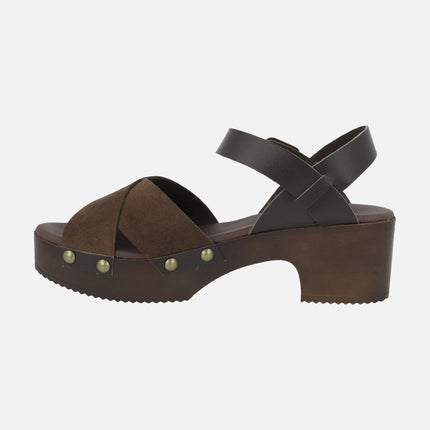 Sandalias de piel y serraje en combinado marrón con plataforma