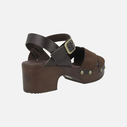 Sandalias de piel y serraje en combinado marrón con plataforma