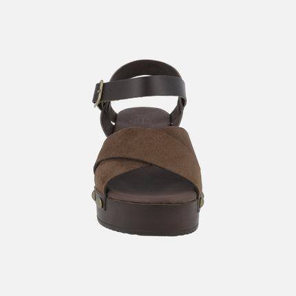 Sandalias de piel y serraje en combinado marrón con plataforma