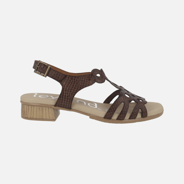 Sandalias de piel grabada en marrón chocolate con tacón bajo
