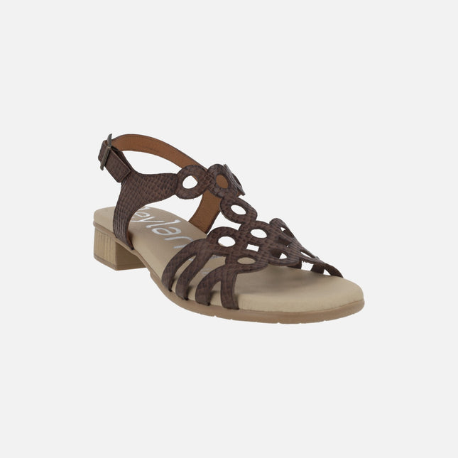 Sandalias de piel grabada en marrón chocolate con tacón bajo