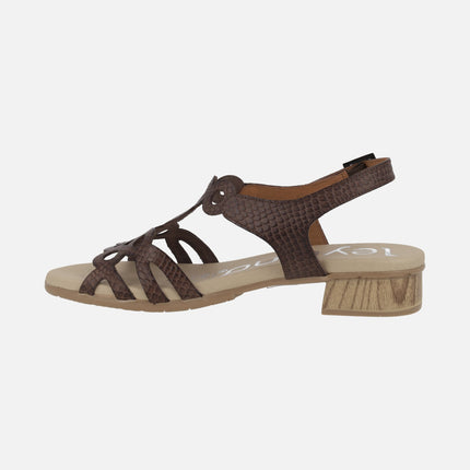 Sandalias de piel grabada en marrón chocolate con tacón bajo