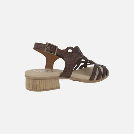 Sandalias de piel grabada en marrón chocolate con tacón bajo