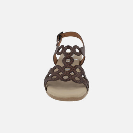 Sandalias de piel grabada en marrón chocolate con tacón bajo