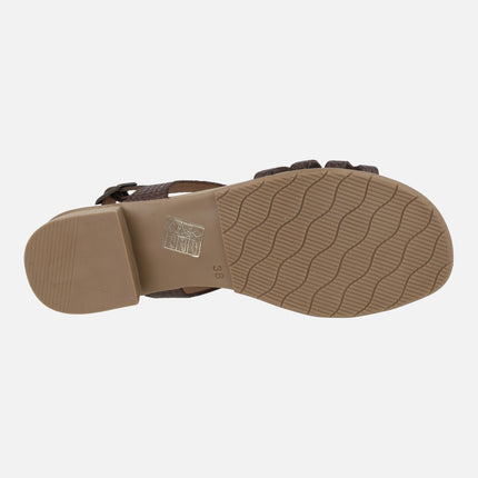 Sandalias de piel grabada en marrón chocolate con tacón bajo