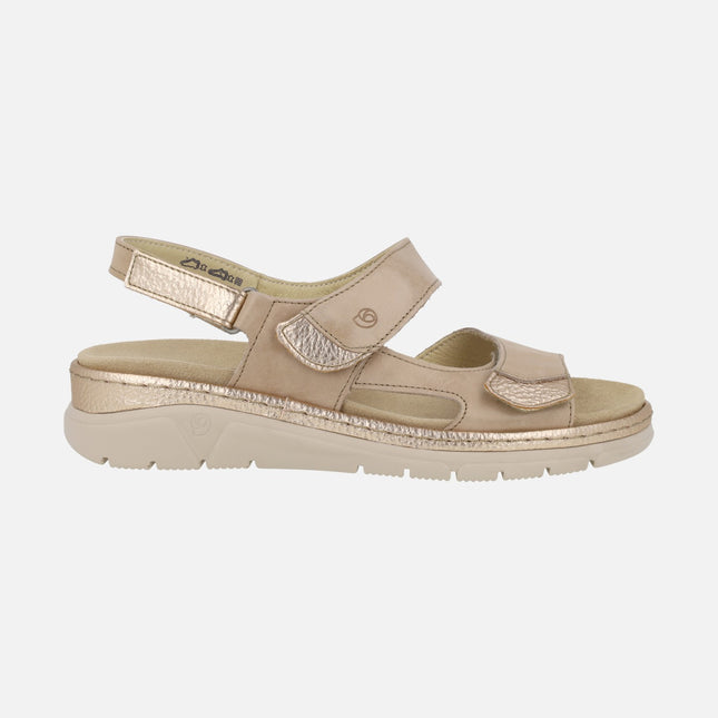 Sandalias confort de piel con cierre de velcros en taupe y oro