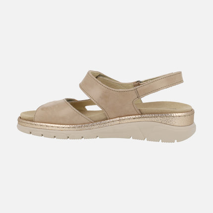 Sandalias confort de piel con cierre de velcros en taupe y oro