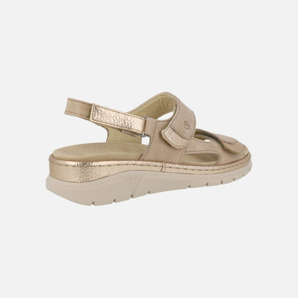 Sandalias confort de piel con cierre de velcros en taupe y oro