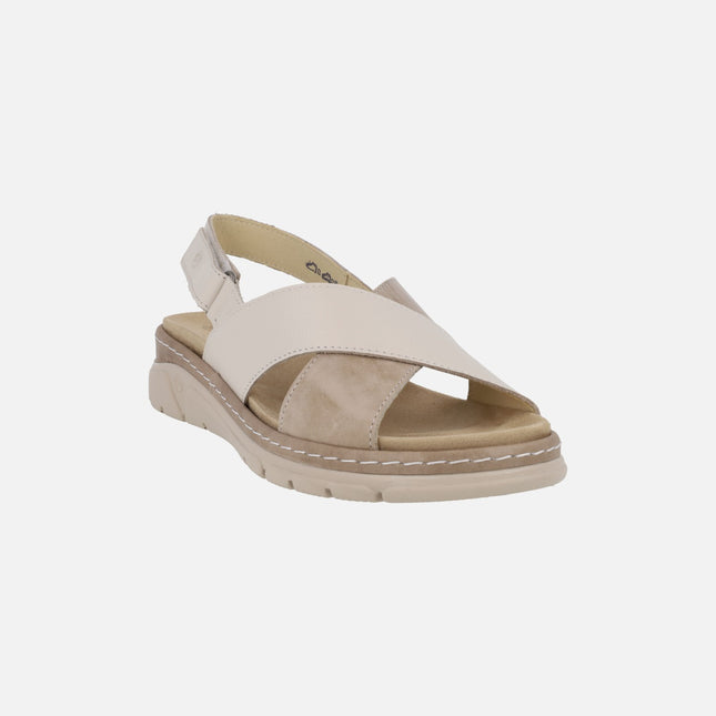 Sandalias de tiras cruzadas en combinado beige con tira de velcro al talón