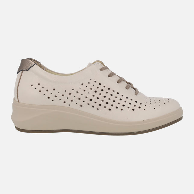 Zapatos deportivos de piel con picados en color beige