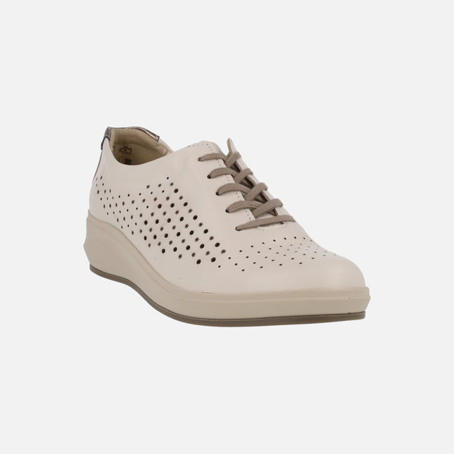 Zapatos deportivos de piel con picados en color beige