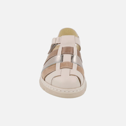 Sandalias combinadas estilo cangrejeras con cierre de velcro