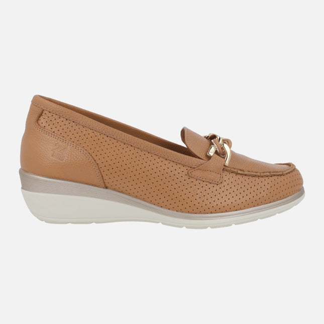 Mocasines de piel en color cuero con picados y cuña