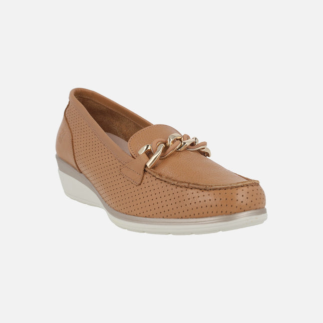Mocasines de piel en color cuero con picados y cuña