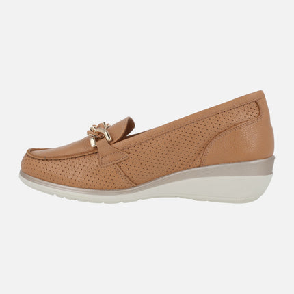 Mocasines de piel en color cuero con picados y cuña