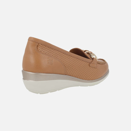 Mocasines de piel en color cuero con picados y cuña