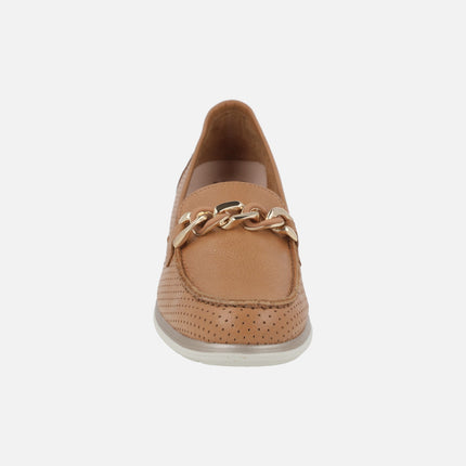Mocasines de piel en color cuero con picados y cuña