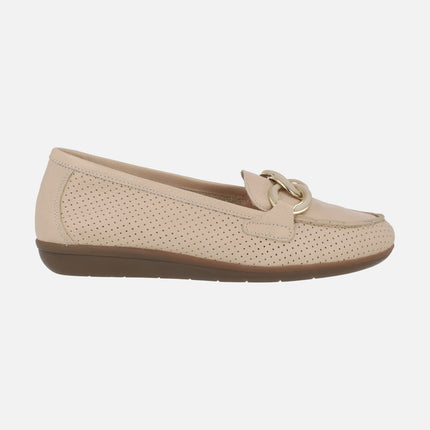 Mocasines confort de piel con picados y adorno de eslabones