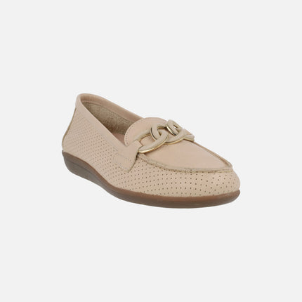 Mocasines confort de piel con picados y adorno de eslabones