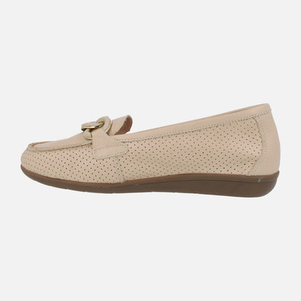 Mocasines confort de piel con picados y adorno de eslabones