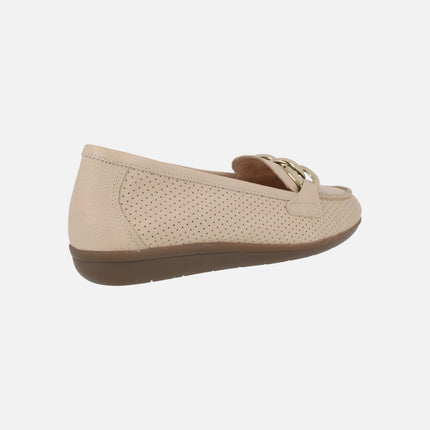 Mocasines confort de piel con picados y adorno de eslabones
