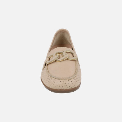 Mocasines confort de piel con picados y adorno de eslabones