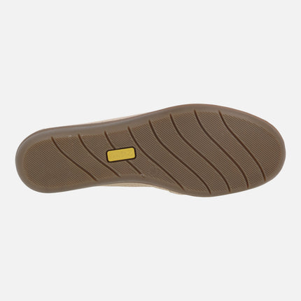 Mocasines confort de piel con picados y adorno de eslabones