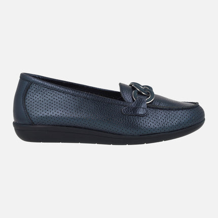 Mocasines confort de piel con picados y adorno de eslabones