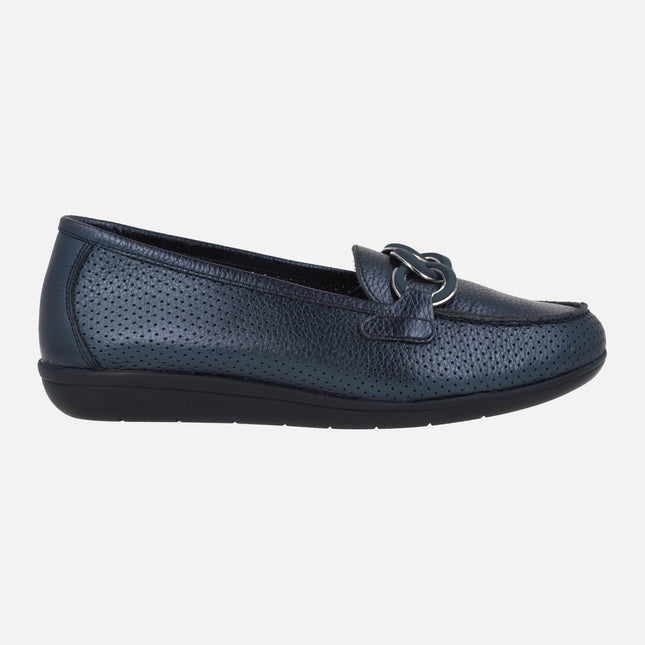 Mocasines confort de piel con picados y adorno de eslabones