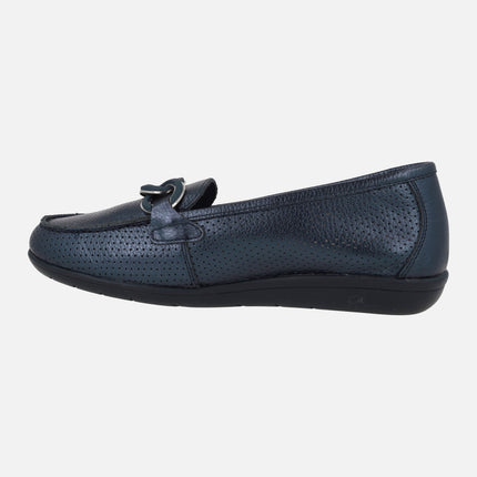 Mocasines confort de piel con picados y adorno de eslabones